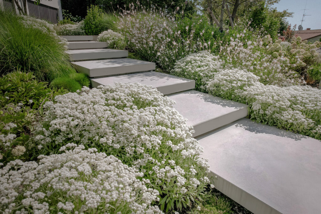 Seitz Gartenbau - Schwebende Treppe aus weißem Naturstein