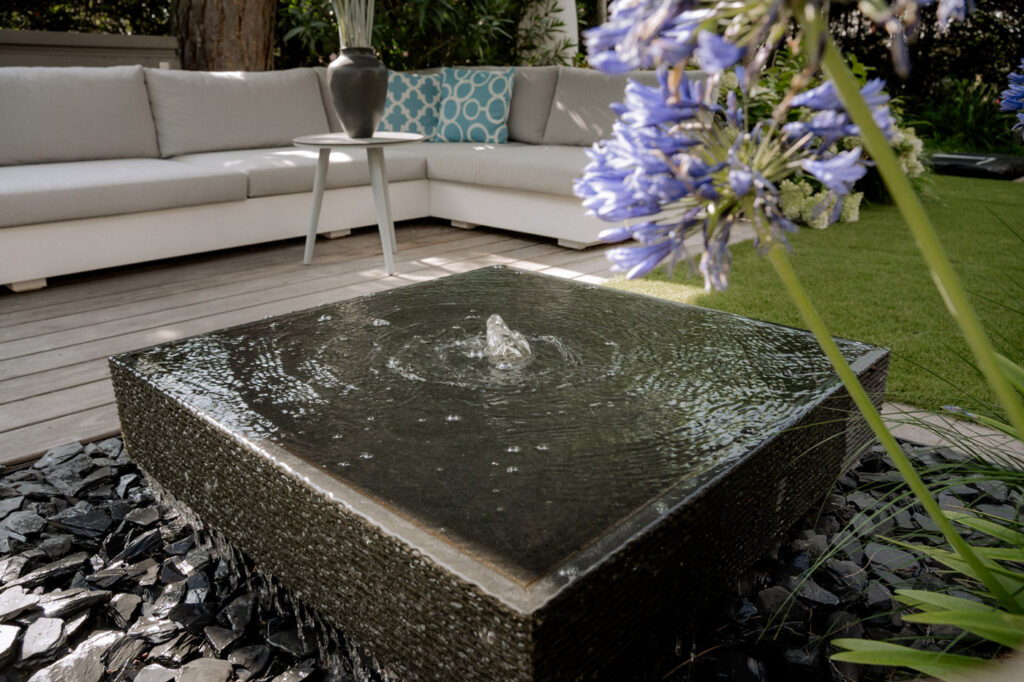 Seitz-Gartenbau - Wasser im Garten - Wasserspiel mit dunklem Quellstein
