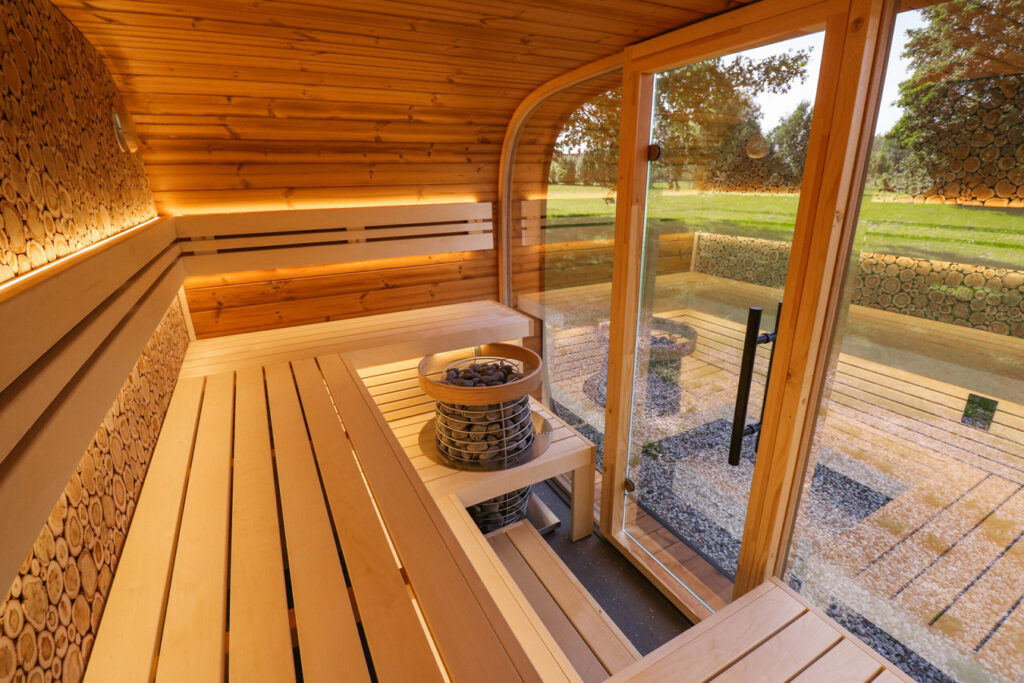 Seitz Gartenbau - Wellness - Sauna Interieur mit Blick auf den Garten