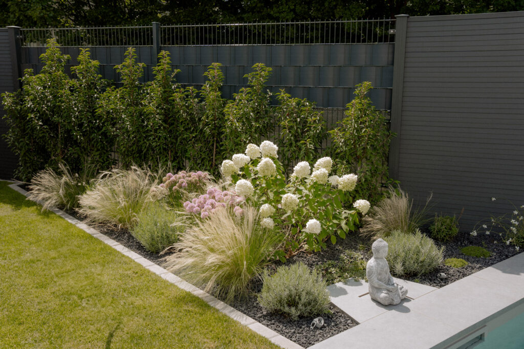 Seitz Gartenbau - Gartenbegrünung - Gartenbeet mit blühenden Pflanzen.