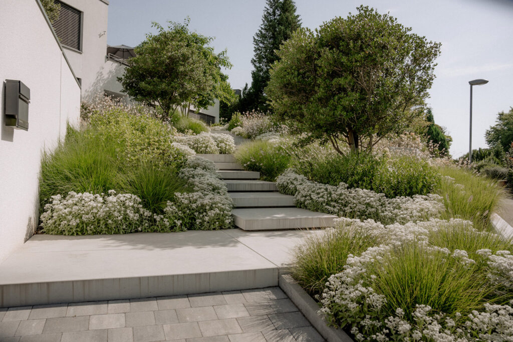 Seitz Gartenbau - Schwebende Eleganz - Steintreppe im Staudentraum
