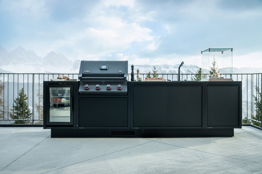 Seitz Garten- und Landschaftsbau - Burnout Lux Outdoorküche in schwarz steht auf einer Terrasse