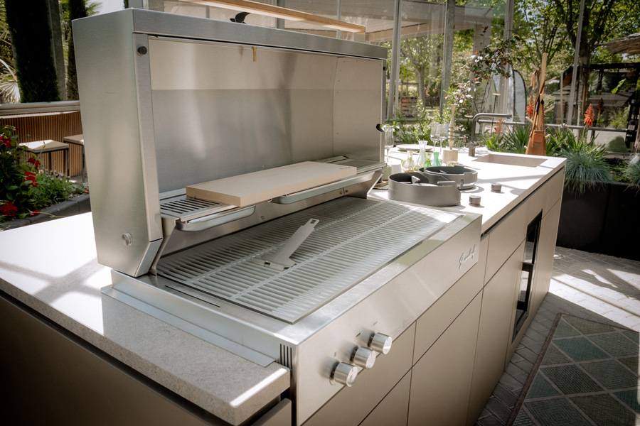 Seitz Garten- und Landschaftsbau - Outdoorküche im Auszeit.Store aufgebaut