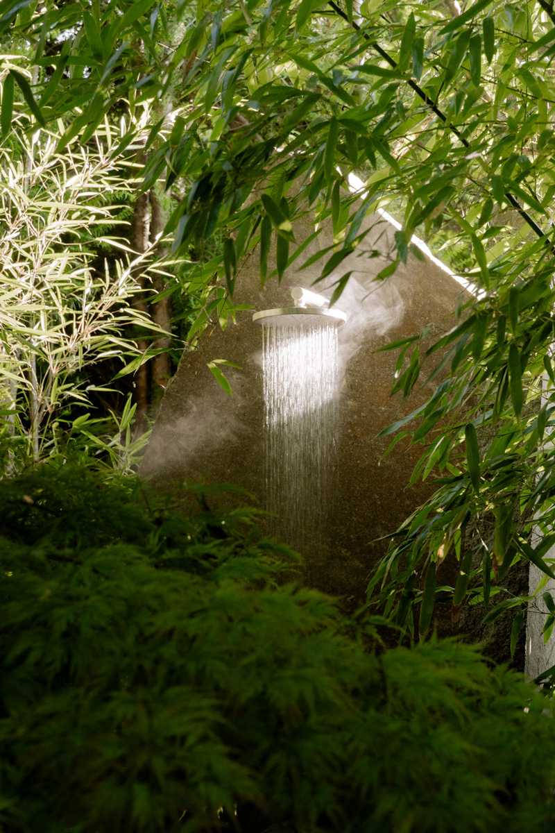 Die stylische Outdoordusche sorgt für zusätzliche Abkühlung an besonders heißen Tagen.