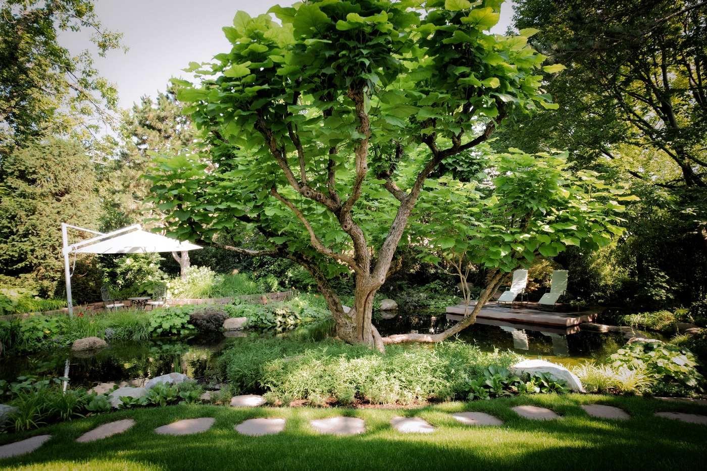 Der Schwimmteich und die üppigen Bepflanzung sorgen für kühle Temperaturen selbst bei großer Hitze.