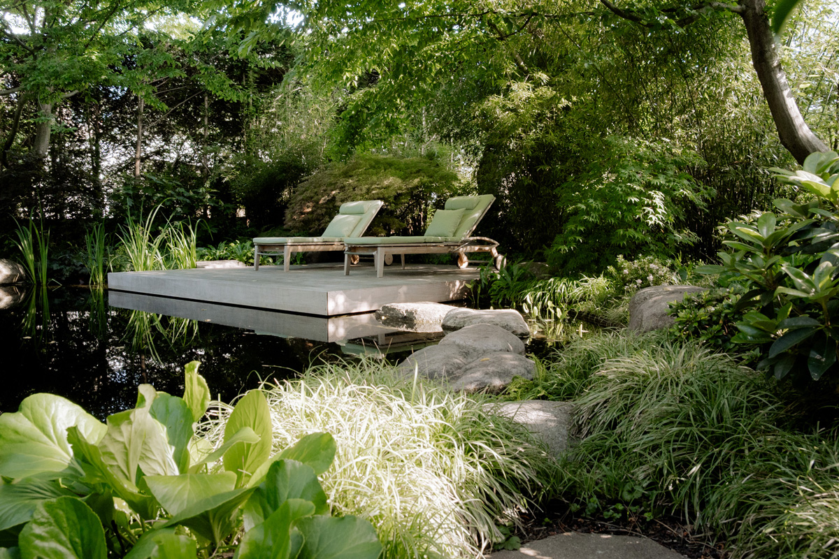 Sitz- und Liegemöglichkeiten direkt am Schwimmteich. Immer im Schatten durch die üppige Bepflanzung