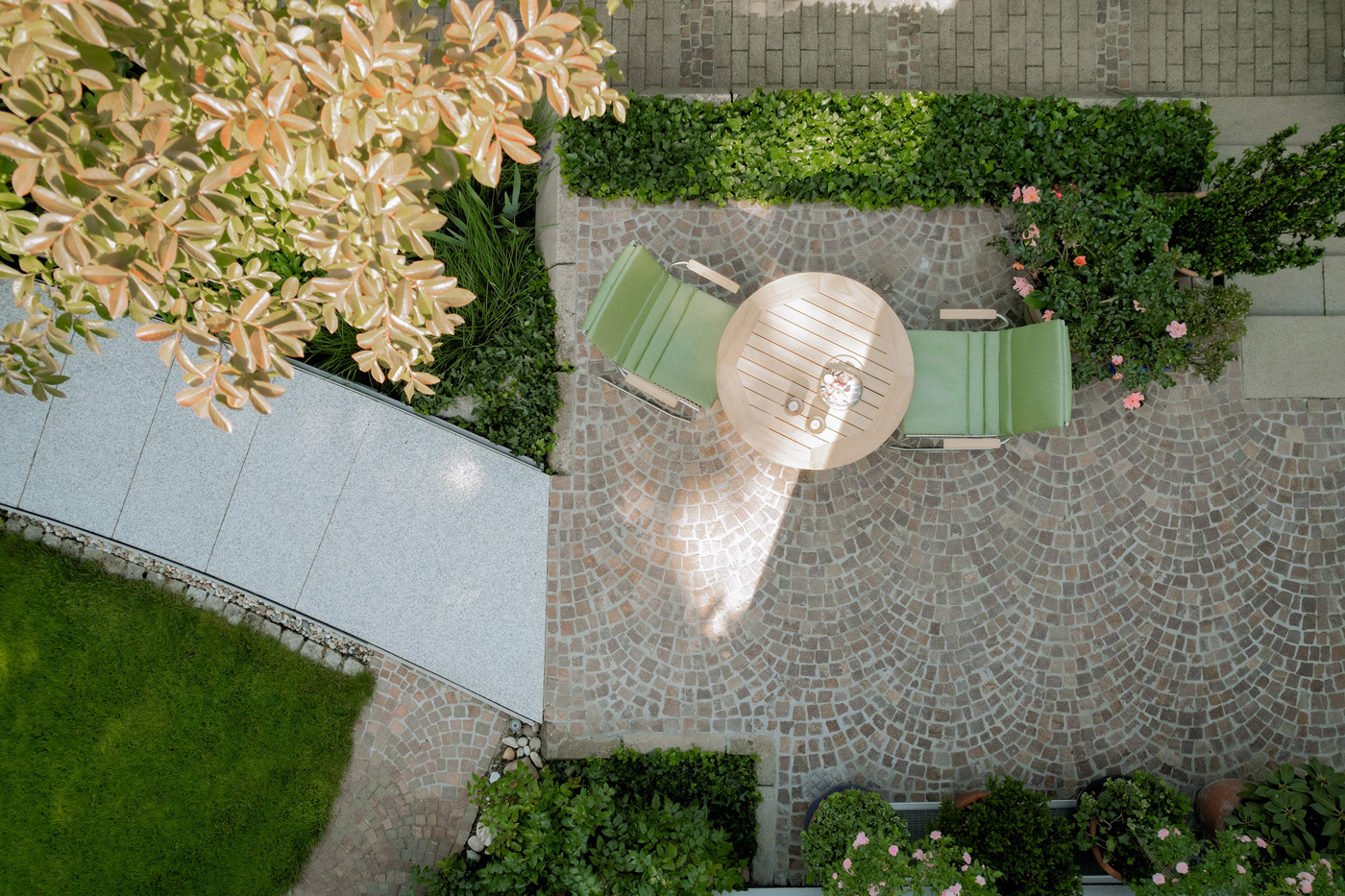 Eine von vielen Sitzgelegenheiten, von oben mit der Drohne aufgenommen.