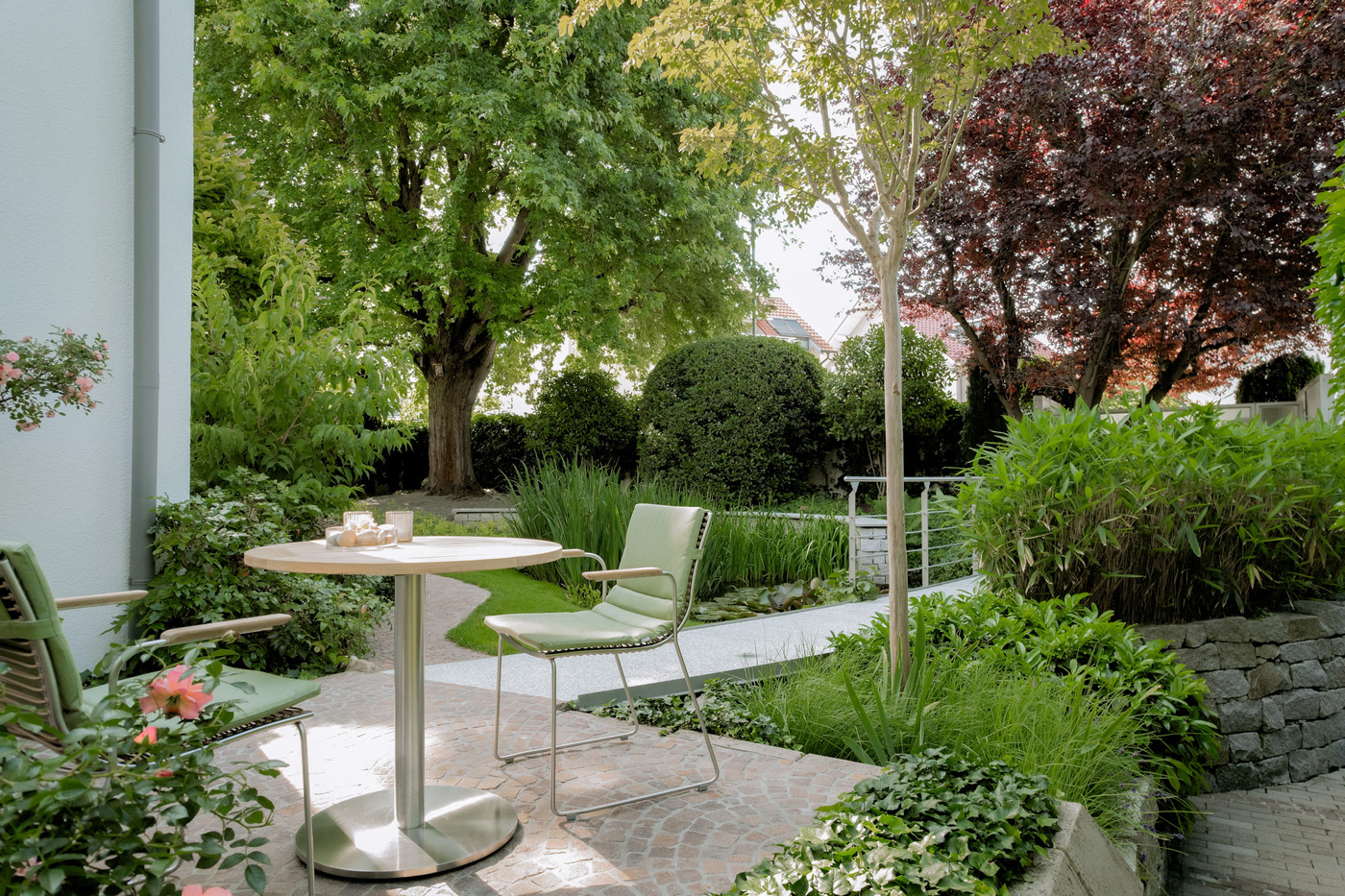 Eine weitere Sitzgelegenheit direkt am Haus mit Blick auf den Garten.