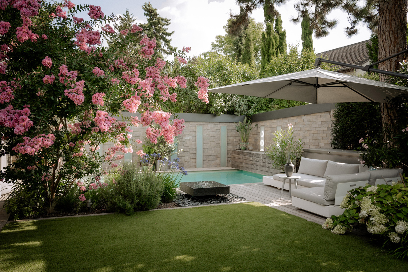 durchdachte terrasse mit hochwertigen outdoormoebeln