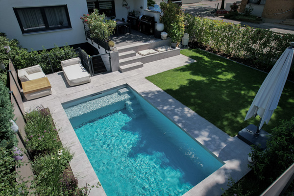 Wohlfühloase im eigenen Garten mit Pool, Liegebereich, Rollrasen und verschiedenen Pflanzen