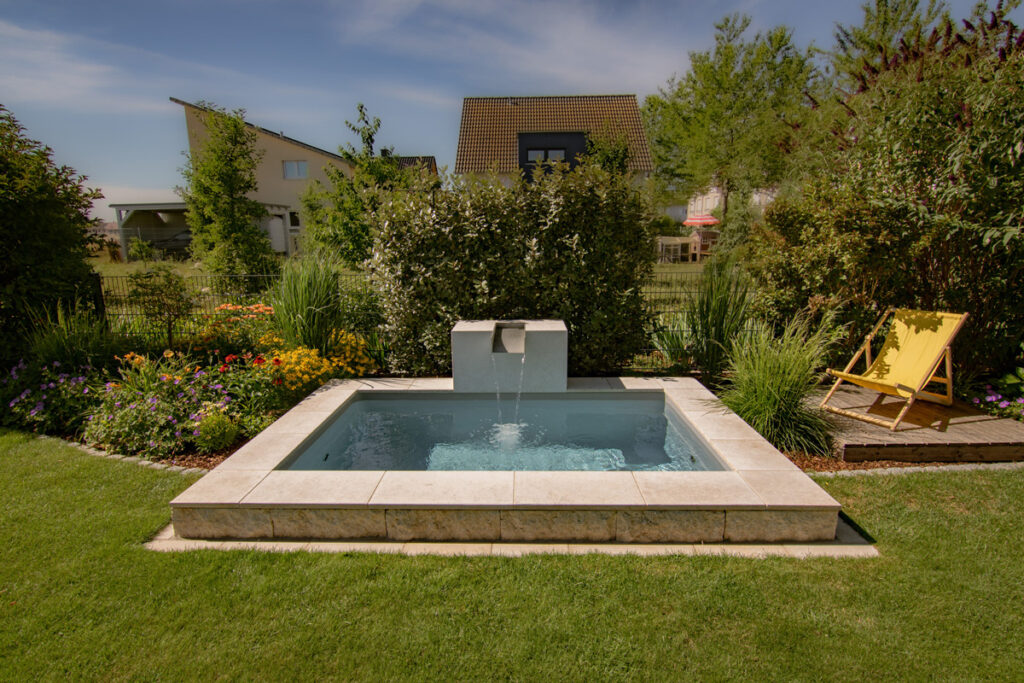 Ein Wasserbecken bringt Ruhe und modernes Design in Ihren Garten.