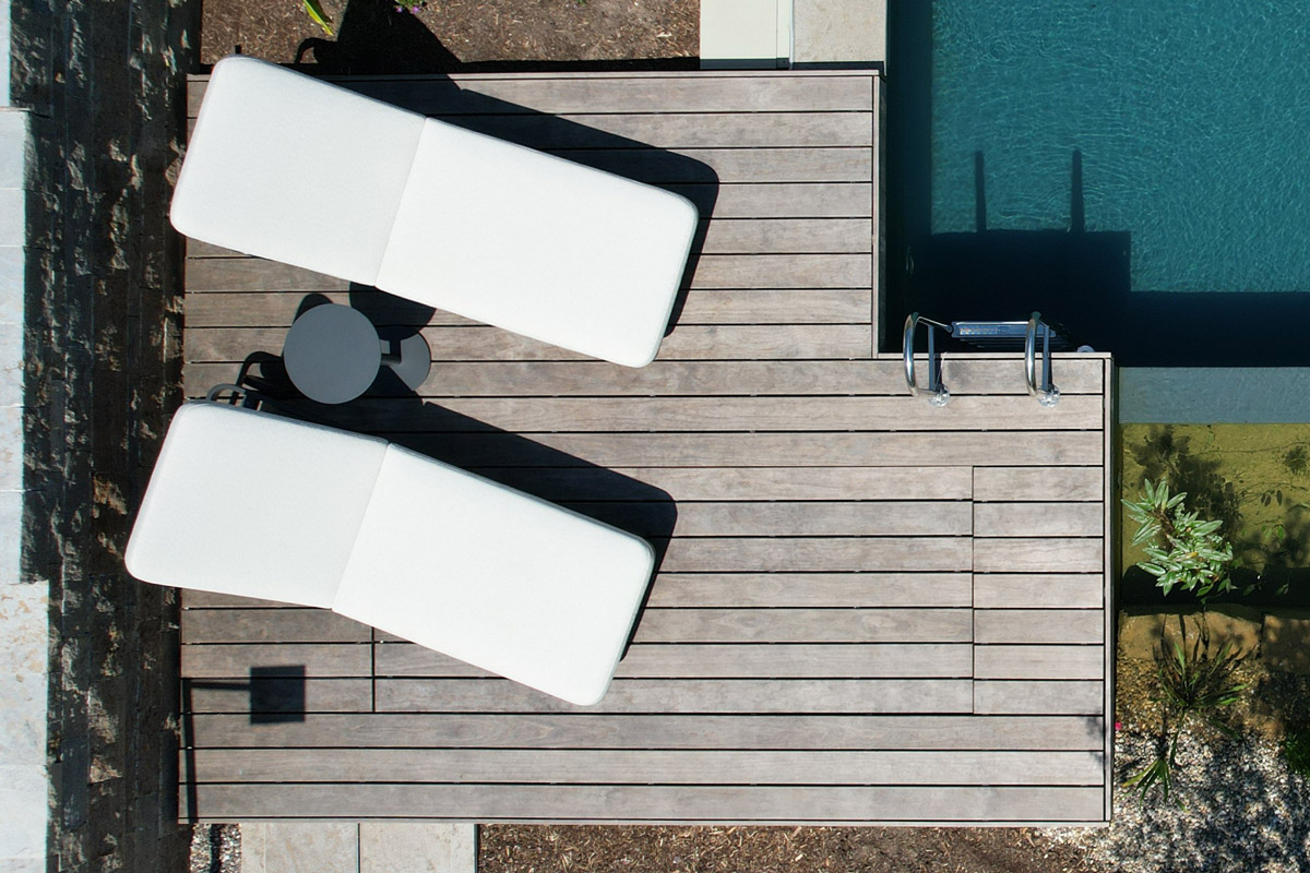 Kebony Holzdeck direkt am Naturpool